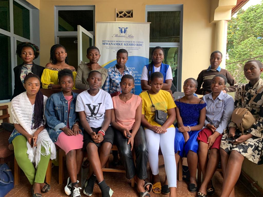 Engagement citoyen et participation des jeunes femmes pendant le processus électoral au centre des échages dans youth space